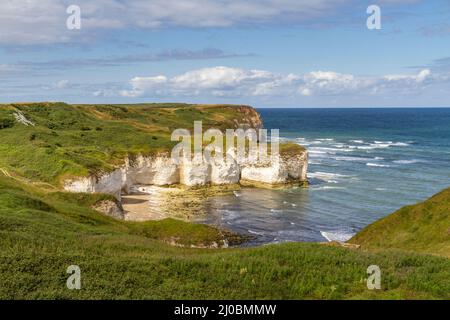 Atemberaubende Küste (Selwicks Bay) um den Leuchtturm von Flamborough, Flamborough Head, East Yorkshire, Großbritannien. Stockfoto