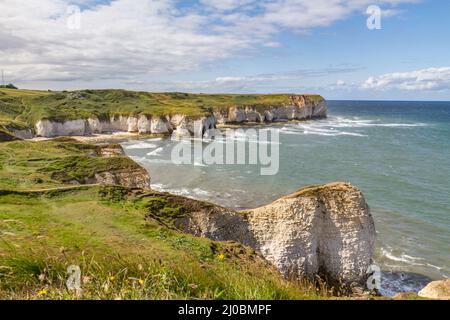 Atemberaubende Küste (Selwicks Bay) um den Leuchtturm von Flamborough, Flamborough Head, East Yorkshire, Großbritannien. Stockfoto