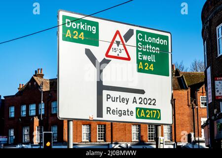 Epsom Surrey London, Großbritannien, 17 2022. März, Straßenverkehrsrichtungsschild oder an der Epsom High Street Stockfoto