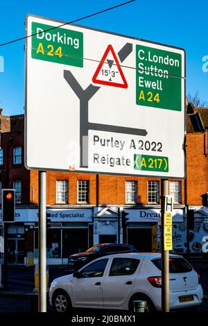 Epsom Surrey London, Großbritannien, 17 2022. März, Straßenverkehrsrichtungsschild oder an der Epsom High Street Stockfoto