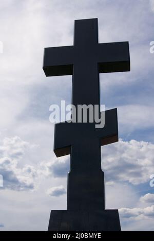 Das Kreuz auf dem Massengrab von 166 Grenadierinnen der Armee von Peter dem Großen, die an diesen Orten während der Kämpfe um Na starben Stockfoto