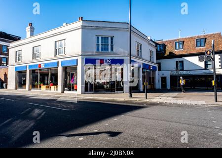 Epsom Surrey London, Großbritannien, März 17 2022, High Street Branch Metro Bank Stockfoto