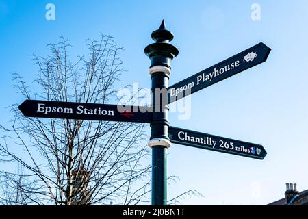 Epsom Surrey London, 17 2022. März, Richtungspfeile oder Zielpfeile am Marktplatz zum Bahnhof und Playhouse Stockfoto