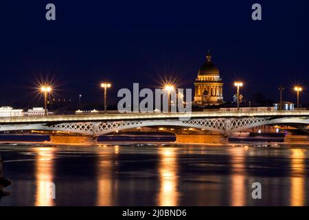 Blagoveshchensky (Leuteinant Schmidt) Brücke und St. Isaac Kathedrale in St. Petersburg, Russland. Weiße Nachtansicht vom Damm. Stockfoto