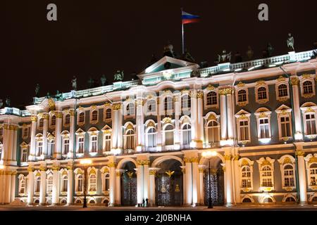 ST. PETERSBURG - Januar 11: Gebäude des Generalstabs auf dem Palastplatz, 11. Januar 2011, in der Stadt St. Petersburg, Russland. Stockfoto