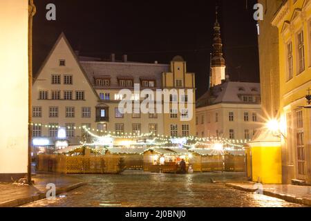 Nachtansicht von Tallinn an Silvester, Estland Stockfoto