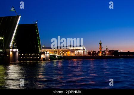 Geschiedene Palastbrücke während der Weißen Nächte, St. Petersburg, Russland. Juli 2010 Stockfoto