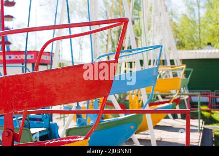 Leerer Spielplatz und Schaukeln im bunten Park, Russland. Stockfoto