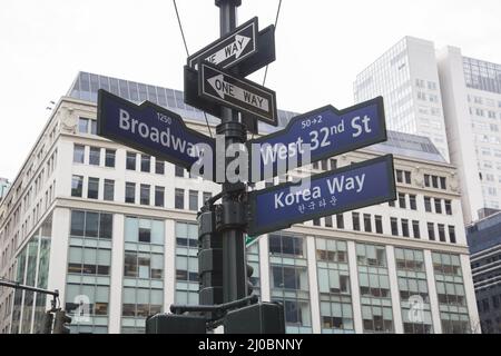 West 32. Street Schild bekannt als Korea Way am Broadway in Manhattan. Stockfoto