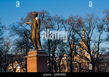 Statue des berühmten russischen Dichters Alexander Puschkin. Kunstplatz, St.Petersburg, Russland Stockfoto