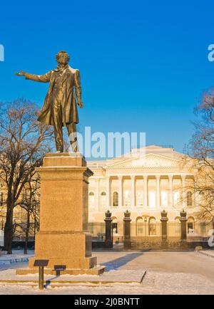 Statue des berühmten russischen Dichters Alexander Puschkin. Kunstplatz, St.Petersburg, Russland Stockfoto