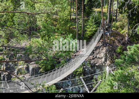 Sala Silvergruva, Vastmanlands Lan - Schweden Blick über eine Steg-Hängebrücke auf einen alten Teil des Silberminenschachts Stockfoto