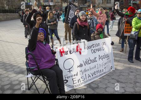 Frauen und Männer versammeln sich am Internationalen Frauentag auf dem Union Square, um gegen den weit verbreiteten Angriff auf das Recht einer Frau auf Abtreibung in den Vereinigten Staaten zu protestieren, sich zu versammeln und gegen den eigenen Körper vorzugehen. New York City. Stockfoto