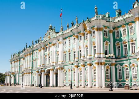 Snt. Petersburg, Russland, 20. Juli 2014. Russische Szene: Menschen, die auf dem Palastplatz ner Zimny [Winterpalast] spazieren Stockfoto