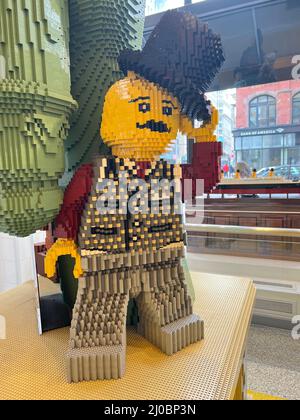 Figuren aus Legoblöcken werden im beliebten LEGO Store im Rockefeller Center in Midtown Manhattan, New York City, ausgestellt. Stockfoto