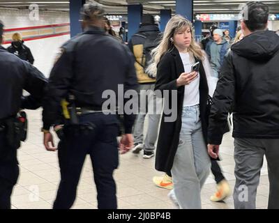 Die Fahrer schrumpeln durch die Korridore zwischen den Zügen und zu den unterirdischen Ausgängen an der großen U-Bahnstation Union Square in der 14. Street in New York City. Stockfoto