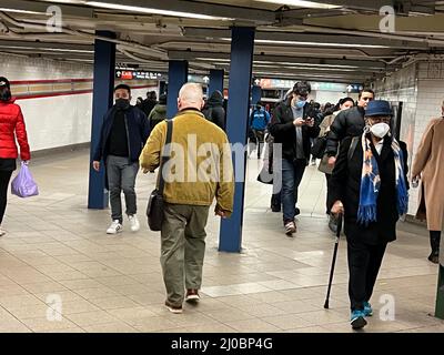 Die Fahrer schrumpeln durch die Korridore zwischen den Zügen und zu den unterirdischen Ausgängen an der großen U-Bahnstation Union Square in der 14. Street in New York City. Stockfoto