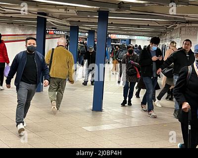 Die Fahrer schrumpeln durch die Korridore zwischen den Zügen und zu den unterirdischen Ausgängen an der großen U-Bahnstation Union Square in der 14. Street in New York City. Stockfoto