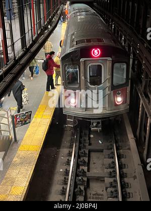 Der Zug #5 fährt in die 14. Street, Union Square Station in Manhattan, New York City. Stockfoto
