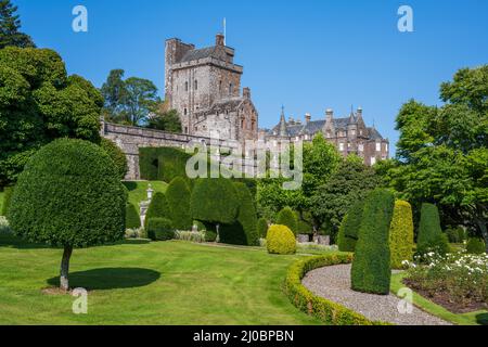 Blick auf Drummond Castle aus dem Topiary Garden - Drummond Castle bei Crieff in Perthshire, Schottland, UK Stockfoto