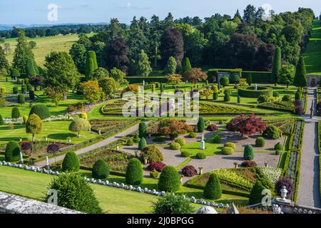 Gesamtansicht der Drummond Castle Gardens bei Crieff in Perthshire, Schottland, UK Stockfoto