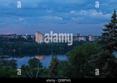 Abendliches Stadtbild von Zaporozhye am Ufer des Dnjepr-Flusses Stockfoto