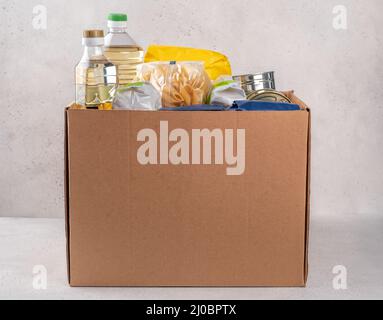 Spendenbox mit Essen. Humanitäre Hilfe. Stockfoto