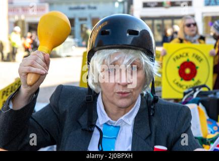 Bex trägt die blonde Boris Perücke in Blackpool, Lancashire. 18. März 2022; Boris Johnson wird zur Frühjahrstagung der Konservativen Partei nach Blackpool Winter Gardens zurückkehren. Die Ankunft der Delegierten für zwei Tage mit Reden und Debatten wird die wichtigste Veranstaltung in dem neuen Komplex seit der Renovierung sein. Das denkmalgeschützte Gebäude war früher regelmäßig Gastgeber nationaler Parteikonferenzen, fiel aber aus dem Boden, als seine veralteten Einrichtungen die heutigen Anforderungen nicht erfüllen konnten. Quelle: MediaWorldImages/AlamyLiveNews Stockfoto