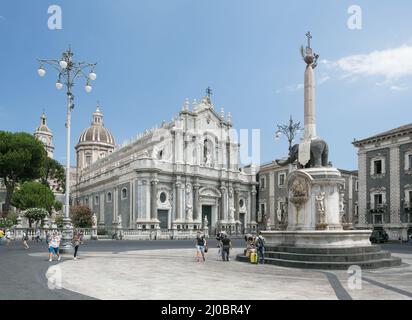 Piazza del Duomo in Catania mit der Kathedrale Santa Agatha in Catania auf Sizilien, Italien Stockfoto