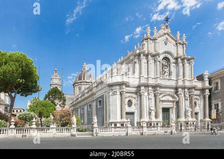 Piazza del Duomo in Catania mit der Kathedrale Santa Agatha in Catania auf Sizilien, Italien Stockfoto