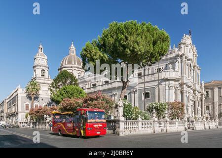 Piazza del Duomo in Catania mit der Kathedrale Santa Agatha in Catania auf Sizilien, Italien Stockfoto