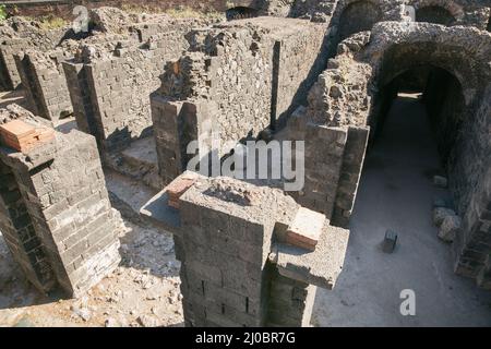 Überreste des römischen Amphitheaters auf der Piazza Stesicoro Stockfoto