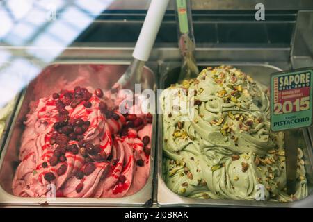 Echtes italienisches Eis: Verschiedene leckere Eiscreme unter dem Einkaufsfenster Stockfoto