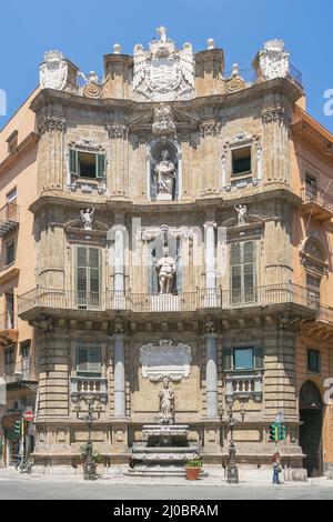 Ein Teil der vier Eckhäuser am zentralen Platz von Quattro Canti di Citta in Palermo Stockfoto