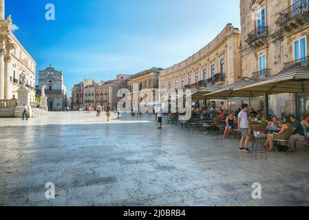 Panoramablick auf die Piazza del Duomo in Syrakus bei einem warmen Sonnenuntergang Stockfoto