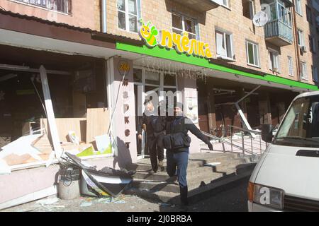 Fernsehen im Lebensmittelgeschäft Ptschyolka (kleine Biene) auf der Straße in Kiew, das durch den Raketenanschlag während des Konflikts zwischen Russland und der Ukraine am 18.03.2022 zerstört wurde Stockfoto