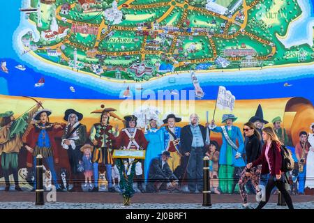 England, Hampshire, Portsmouth, Southsea, Frau und Tochter beim Spaziergang vor dem Strand City Map Mural des Künstlers Mark C.W.Lewis Stockfoto