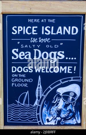 England, Hampshire, Portsmouth, Old Portsmouth, Bath Square, The Spice Island Pub, amüsant Dog's Welcome Sign Stockfoto