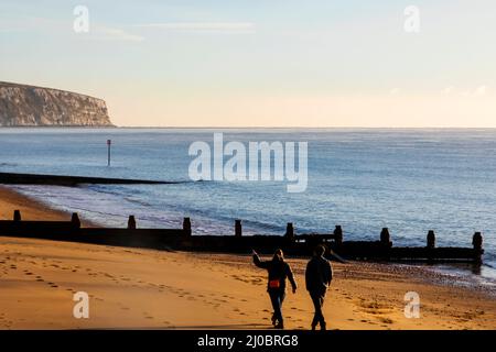 England, Isle of Wight, Sandown, Paar zu Fuß am Sandown Beach Stockfoto