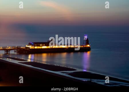 England, Dorset, Bournemouth, Bournmouth Beach und Pier at Dawn Stockfoto