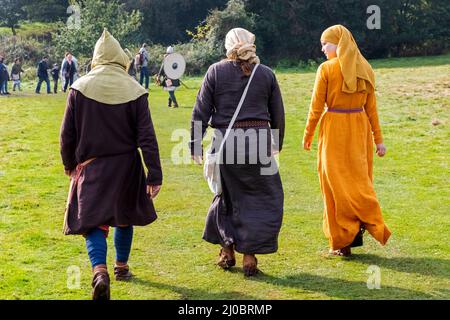 England, East Sussex, Battle, The Annual Battle of Hastings 1066 Re-enactment Festival, Teilnehmer gekleidet in mittelalterliche Kostüme Stockfoto