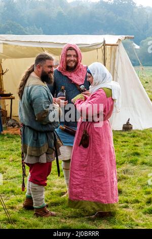 England, East Sussex, Battle, The Annual Battle of Hastings 1066 Re-enactment Festival, Teilnehmer gekleidet in mittelalterliche Kostüme Stockfoto