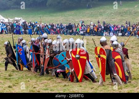 England, East Sussex, Battle, The Annual Battle of Hastings 1066 Re-enactment Festival, Teilnehmer in mittelalterlichen normannischen Rüstung gekleidet, die sich in Stockfoto