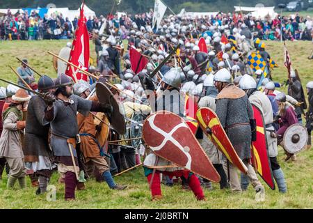 England, East Sussex, Battle, The Annual Battle of Hastings 1066 Re-enactment Festival, Teilnehmer gekleidet in Medieval Armor Fighting a Battle Stockfoto