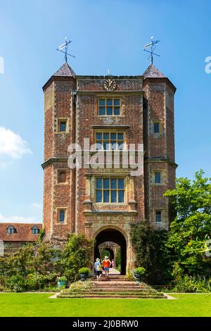 England, Kent, Cranbrook, Sissinghurst Castle, Gardens und Castle Tower Stockfoto