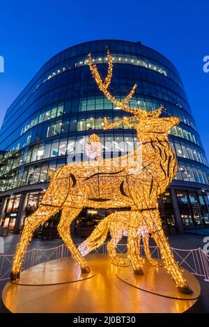 England, London, Southwark, Mehr London Riverside Complex, Weihnachtslichter mit einem Rentier Stockfoto