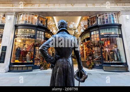 England, London, Piccadilly, Beau Brummell Statue und Piccadilly Arcade Stockfoto