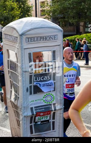 England, London, London Marathon 2021, Läufer in Neuheitenkostüm Stockfoto