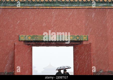 Peking, China. 18. März 2022. Menschen besuchen das Palastmuseum im Schnee in Peking, der Hauptstadt Chinas, 18. März 2022. Kredit: Yin Dongxun/Xinhua/Alamy Live Nachrichten Stockfoto