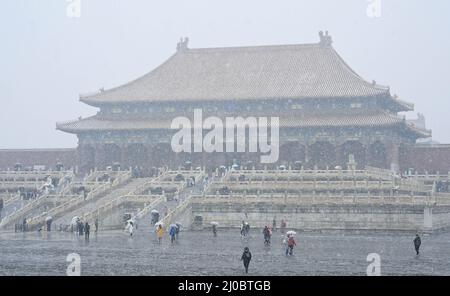 Peking, China. 18. März 2022. Menschen besuchen das Palastmuseum im Schnee in Peking, der Hauptstadt Chinas, 18. März 2022. Kredit: Yin Dongxun/Xinhua/Alamy Live Nachrichten Stockfoto